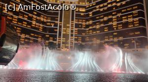 [P20] In fata hotelui exista un lac ce ofera un spectacol acvatic spectaculos care combina muzica de pe Broadway, clasica, traditionala chinezeasca si occidentala, fantani dansante cu peste 1000 de jeturi si 2000 de lumini sincronizate cu tema muzicala. » foto by geani anto
 - 
<span class="allrVoted glyphicon glyphicon-heart hidden" id="av1524626"></span>
<a class="m-l-10 hidden" id="sv1524626" onclick="voting_Foto_DelVot(,1524626,11464)" role="button">șterge vot <span class="glyphicon glyphicon-remove"></span></a>
<a id="v91524626" class=" c-red"  onclick="voting_Foto_SetVot(1524626)" role="button"><span class="glyphicon glyphicon-heart-empty"></span> <b>LIKE</b> = Votează poza</a> <img class="hidden"  id="f1524626W9" src="/imagini/loader.gif" border="0" /><span class="AjErrMes hidden" id="e1524626ErM"></span>
