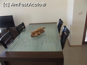 [P19] Lighthouse Golf&Spa Resort - masa cu 4 scaune, colegele de apartament si-au luat 2 scaune in dormitor unde nu ai nimic pe ce ai putea sa-ti lasi lucrurile. Eu mi-am pus gemantanul pe noptiera si asa gestionam lucrurile.  » foto by mishu
 - 
<span class="allrVoted glyphicon glyphicon-heart hidden" id="av797209"></span>
<a class="m-l-10 hidden" id="sv797209" onclick="voting_Foto_DelVot(,797209,11470)" role="button">șterge vot <span class="glyphicon glyphicon-remove"></span></a>
<a id="v9797209" class=" c-red"  onclick="voting_Foto_SetVot(797209)" role="button"><span class="glyphicon glyphicon-heart-empty"></span> <b>LIKE</b> = Votează poza</a> <img class="hidden"  id="f797209W9" src="/imagini/loader.gif" border="0" /><span class="AjErrMes hidden" id="e797209ErM"></span>