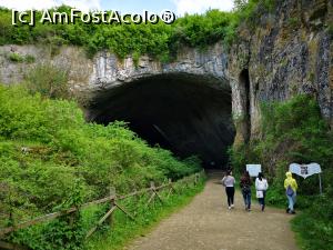 [P31] Peștera Devetashka; intrarea uriașă) și, în dreapta, panoul în formă de liliac cu aripile desfăcute)  » foto by crismis
 - 
<span class="allrVoted glyphicon glyphicon-heart hidden" id="av1073227"></span>
<a class="m-l-10 hidden" id="sv1073227" onclick="voting_Foto_DelVot(,1073227,11645)" role="button">șterge vot <span class="glyphicon glyphicon-remove"></span></a>
<a id="v91073227" class=" c-red"  onclick="voting_Foto_SetVot(1073227)" role="button"><span class="glyphicon glyphicon-heart-empty"></span> <b>LIKE</b> = Votează poza</a> <img class="hidden"  id="f1073227W9" src="/imagini/loader.gif" border="0" /><span class="AjErrMes hidden" id="e1073227ErM"></span>