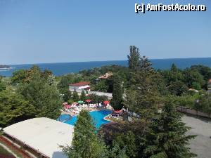 [P04] Briz 2 Hotel - Piscina, văzută de pe balcon. Împreună cu marea şi o parte a parcării păzite, precum şi terasa restaurantului.  » foto by Dragoș_MD
 - 
<span class="allrVoted glyphicon glyphicon-heart hidden" id="av342090"></span>
<a class="m-l-10 hidden" id="sv342090" onclick="voting_Foto_DelVot(,342090,11650)" role="button">șterge vot <span class="glyphicon glyphicon-remove"></span></a>
<a id="v9342090" class=" c-red"  onclick="voting_Foto_SetVot(342090)" role="button"><span class="glyphicon glyphicon-heart-empty"></span> <b>LIKE</b> = Votează poza</a> <img class="hidden"  id="f342090W9" src="/imagini/loader.gif" border="0" /><span class="AjErrMes hidden" id="e342090ErM"></span>