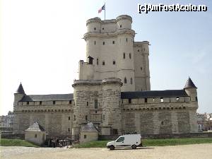 [P26] Paris, Franta. Chateau de Vincennes. Exceptionala imagine a castelului. Pacat de masina aceea parcata acolo care a stricat frumusetea ansamblului. » foto by vega06
 - 
<span class="allrVoted glyphicon glyphicon-heart hidden" id="av571512"></span>
<a class="m-l-10 hidden" id="sv571512" onclick="voting_Foto_DelVot(,571512,11886)" role="button">șterge vot <span class="glyphicon glyphicon-remove"></span></a>
<a id="v9571512" class=" c-red"  onclick="voting_Foto_SetVot(571512)" role="button"><span class="glyphicon glyphicon-heart-empty"></span> <b>LIKE</b> = Votează poza</a> <img class="hidden"  id="f571512W9" src="/imagini/loader.gif" border="0" /><span class="AjErrMes hidden" id="e571512ErM"></span>