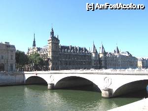 [P01] Conciergerie în Ile de la Cite » foto by Michi
 - 
<span class="allrVoted glyphicon glyphicon-heart hidden" id="av396767"></span>
<a class="m-l-10 hidden" id="sv396767" onclick="voting_Foto_DelVot(,396767,11886)" role="button">șterge vot <span class="glyphicon glyphicon-remove"></span></a>
<a id="v9396767" class=" c-red"  onclick="voting_Foto_SetVot(396767)" role="button"><span class="glyphicon glyphicon-heart-empty"></span> <b>LIKE</b> = Votează poza</a> <img class="hidden"  id="f396767W9" src="/imagini/loader.gif" border="0" /><span class="AjErrMes hidden" id="e396767ErM"></span>