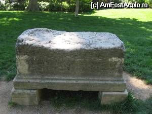 [P22] Stelă funerară cu semne masonice în parc Monceau » foto by Michi
 - 
<span class="allrVoted glyphicon glyphicon-heart hidden" id="av511999"></span>
<a class="m-l-10 hidden" id="sv511999" onclick="voting_Foto_DelVot(,511999,11886)" role="button">șterge vot <span class="glyphicon glyphicon-remove"></span></a>
<a id="v9511999" class=" c-red"  onclick="voting_Foto_SetVot(511999)" role="button"><span class="glyphicon glyphicon-heart-empty"></span> <b>LIKE</b> = Votează poza</a> <img class="hidden"  id="f511999W9" src="/imagini/loader.gif" border="0" /><span class="AjErrMes hidden" id="e511999ErM"></span>