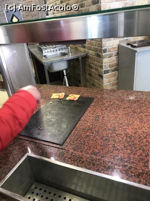 [P43] O mână de copil lua un pătrățel de pizza, asta cu 20 min după deschiderea restaurantului. Era singura „tavă” cu pizza » foto by krisstinna
 - 
<span class="allrVoted glyphicon glyphicon-heart hidden" id="av1066754"></span>
<a class="m-l-10 hidden" id="sv1066754" onclick="voting_Foto_DelVot(,1066754,12002)" role="button">șterge vot <span class="glyphicon glyphicon-remove"></span></a>
<a id="v91066754" class=" c-red"  onclick="voting_Foto_SetVot(1066754)" role="button"><span class="glyphicon glyphicon-heart-empty"></span> <b>LIKE</b> = Votează poza</a> <img class="hidden"  id="f1066754W9" src="/imagini/loader.gif" border="0" /><span class="AjErrMes hidden" id="e1066754ErM"></span>