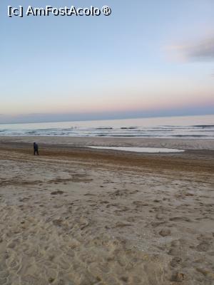 [P17] Plaja din Rimini » foto by ilee
 - 
<span class="allrVoted glyphicon glyphicon-heart hidden" id="av1505705"></span>
<a class="m-l-10 hidden" id="sv1505705" onclick="voting_Foto_DelVot(,1505705,12117)" role="button">șterge vot <span class="glyphicon glyphicon-remove"></span></a>
<a id="v91505705" class=" c-red"  onclick="voting_Foto_SetVot(1505705)" role="button"><span class="glyphicon glyphicon-heart-empty"></span> <b>LIKE</b> = Votează poza</a> <img class="hidden"  id="f1505705W9" src="/imagini/loader.gif" border="0" /><span class="AjErrMes hidden" id="e1505705ErM"></span>