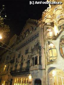 [P209] Casa Antoni Amatller  - nu este deschisa publicului si nu este atat de luminata, ca vecina ei mai celebra, Casa Batllo.
Razboiul arhitectilor se pare ca a fost castigat de Gaudi :) » foto by TraianS
 - 
<span class="allrVoted glyphicon glyphicon-heart hidden" id="av287856"></span>
<a class="m-l-10 hidden" id="sv287856" onclick="voting_Foto_DelVot(,287856,12198)" role="button">șterge vot <span class="glyphicon glyphicon-remove"></span></a>
<a id="v9287856" class=" c-red"  onclick="voting_Foto_SetVot(287856)" role="button"><span class="glyphicon glyphicon-heart-empty"></span> <b>LIKE</b> = Votează poza</a> <img class="hidden"  id="f287856W9" src="/imagini/loader.gif" border="0" /><span class="AjErrMes hidden" id="e287856ErM"></span>