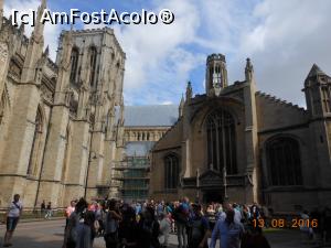 [P07] York Minster - Vizitatori în curtea sfântului lăcaș.  » foto by iulianic
 - 
<span class="allrVoted glyphicon glyphicon-heart hidden" id="av828017"></span>
<a class="m-l-10 hidden" id="sv828017" onclick="voting_Foto_DelVot(,828017,12611)" role="button">șterge vot <span class="glyphicon glyphicon-remove"></span></a>
<a id="v9828017" class=" c-red"  onclick="voting_Foto_SetVot(828017)" role="button"><span class="glyphicon glyphicon-heart-empty"></span> <b>LIKE</b> = Votează poza</a> <img class="hidden"  id="f828017W9" src="/imagini/loader.gif" border="0" /><span class="AjErrMes hidden" id="e828017ErM"></span>