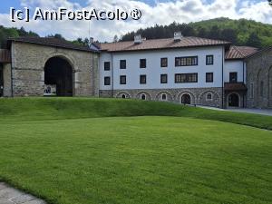 [P27] Kosovo, Mănăstirea Visoki Dečani, se vede în stânga marea poartă de intrare, acolo se pun și lumânări... » foto by mprofeanu
 - 
<span class="allrVoted glyphicon glyphicon-heart hidden" id="av1532586"></span>
<a class="m-l-10 hidden" id="sv1532586" onclick="voting_Foto_DelVot(,1532586,12619)" role="button">șterge vot <span class="glyphicon glyphicon-remove"></span></a>
<a id="v91532586" class=" c-red"  onclick="voting_Foto_SetVot(1532586)" role="button"><span class="glyphicon glyphicon-heart-empty"></span> <b>LIKE</b> = Votează poza</a> <img class="hidden"  id="f1532586W9" src="/imagini/loader.gif" border="0" /><span class="AjErrMes hidden" id="e1532586ErM"></span>
