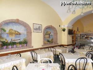 [P30] interiorul restaurantului din Ischia despre care am povestit. 
clientii erau bineinteles pe terasa cu vedere spre port.  » foto by amero
 - 
<span class="allrVoted glyphicon glyphicon-heart hidden" id="av572752"></span>
<a class="m-l-10 hidden" id="sv572752" onclick="voting_Foto_DelVot(,572752,12624)" role="button">șterge vot <span class="glyphicon glyphicon-remove"></span></a>
<a id="v9572752" class=" c-red"  onclick="voting_Foto_SetVot(572752)" role="button"><span class="glyphicon glyphicon-heart-empty"></span> <b>LIKE</b> = Votează poza</a> <img class="hidden"  id="f572752W9" src="/imagini/loader.gif" border="0" /><span class="AjErrMes hidden" id="e572752ErM"></span>