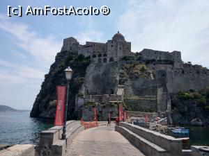 P02 [JUN-2019] Ischia Ponte, Castelul Aragonez, văzut de pe pod. 