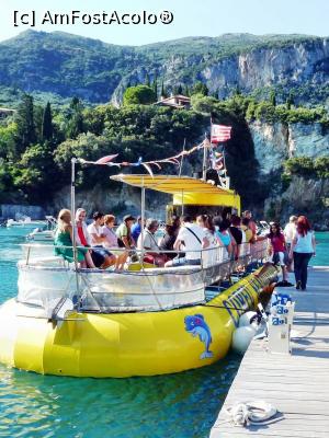 [P26] Un nou grup de turiști se îmbarcă la bordul Submarinului Galben (punctul 6.2) pregătiți să înfrunte marea și să admire splendorile lumii submarine » foto by Lucien
 - 
<span class="allrVoted glyphicon glyphicon-heart hidden" id="av744678"></span>
<a class="m-l-10 hidden" id="sv744678" onclick="voting_Foto_DelVot(,744678,12630)" role="button">șterge vot <span class="glyphicon glyphicon-remove"></span></a>
<a id="v9744678" class=" c-red"  onclick="voting_Foto_SetVot(744678)" role="button"><span class="glyphicon glyphicon-heart-empty"></span> <b>LIKE</b> = Votează poza</a> <img class="hidden"  id="f744678W9" src="/imagini/loader.gif" border="0" /><span class="AjErrMes hidden" id="e744678ErM"></span>