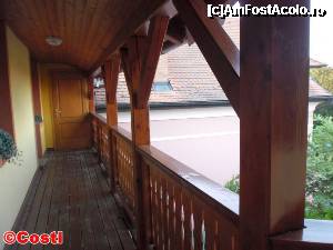 [P11] Aceeaşi verandă, văzută de la intrarea în camera în care am stat » foto by Costi
 - 
<span class="allrVoted glyphicon glyphicon-heart hidden" id="av362763"></span>
<a class="m-l-10 hidden" id="sv362763" onclick="voting_Foto_DelVot(,362763,12669)" role="button">șterge vot <span class="glyphicon glyphicon-remove"></span></a>
<a id="v9362763" class=" c-red"  onclick="voting_Foto_SetVot(362763)" role="button"><span class="glyphicon glyphicon-heart-empty"></span> <b>LIKE</b> = Votează poza</a> <img class="hidden"  id="f362763W9" src="/imagini/loader.gif" border="0" /><span class="AjErrMes hidden" id="e362763ErM"></span>