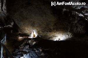 [P69] Luminile din sală sunt amplasate astfel încât să pună în evidenţă cele câteva formaţiuni salvate de la vandalizare.  » foto by Utube
 - 
<span class="allrVoted glyphicon glyphicon-heart hidden" id="av397254"></span>
<a class="m-l-10 hidden" id="sv397254" onclick="voting_Foto_DelVot(,397254,12751)" role="button">șterge vot <span class="glyphicon glyphicon-remove"></span></a>
<a id="v9397254" class=" c-red"  onclick="voting_Foto_SetVot(397254)" role="button"><span class="glyphicon glyphicon-heart-empty"></span> <b>LIKE</b> = Votează poza</a> <img class="hidden"  id="f397254W9" src="/imagini/loader.gif" border="0" /><span class="AjErrMes hidden" id="e397254ErM"></span>