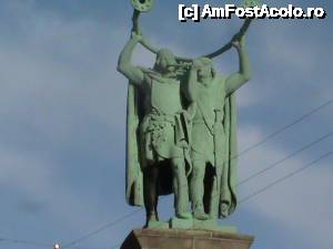 [P05] 5. Despre statuia celor doi vikingi cu trompete de lângă primărie circulă o poveste asemănătoare cu cea despre bila de la ASE București. » foto by msnd
 - 
<span class="allrVoted glyphicon glyphicon-heart hidden" id="av504065"></span>
<a class="m-l-10 hidden" id="sv504065" onclick="voting_Foto_DelVot(,504065,12754)" role="button">șterge vot <span class="glyphicon glyphicon-remove"></span></a>
<a id="v9504065" class=" c-red"  onclick="voting_Foto_SetVot(504065)" role="button"><span class="glyphicon glyphicon-heart-empty"></span> <b>LIKE</b> = Votează poza</a> <img class="hidden"  id="f504065W9" src="/imagini/loader.gif" border="0" /><span class="AjErrMes hidden" id="e504065ErM"></span>