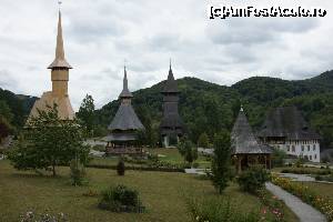 [P42] În stânga este Biserica mănăstirii, spre dreapta urmează Altarul de Vară, Turnul cu clopotnița, Aghiasmatar-ul și în spate, ultimul din dreapta este Muzeul mănăstirii.  » foto by Utube
 - 
<span class="allrVoted glyphicon glyphicon-heart hidden" id="av380423"></span>
<a class="m-l-10 hidden" id="sv380423" onclick="voting_Foto_DelVot(,380423,12832)" role="button">șterge vot <span class="glyphicon glyphicon-remove"></span></a>
<a id="v9380423" class=" c-red"  onclick="voting_Foto_SetVot(380423)" role="button"><span class="glyphicon glyphicon-heart-empty"></span> <b>LIKE</b> = Votează poza</a> <img class="hidden"  id="f380423W9" src="/imagini/loader.gif" border="0" /><span class="AjErrMes hidden" id="e380423ErM"></span>