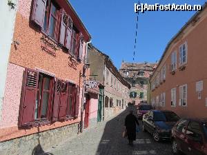 [P15] Strada Azilului, pe care este situată Pensiunea Podul Minciunilor (iar vis-à-vis este Azilul de Bătrâni, construit în anul 1292).  » foto by maimutarescu
 - 
<span class="allrVoted glyphicon glyphicon-heart hidden" id="av610453"></span>
<a class="m-l-10 hidden" id="sv610453" onclick="voting_Foto_DelVot(,610453,12954)" role="button">șterge vot <span class="glyphicon glyphicon-remove"></span></a>
<a id="v9610453" class=" c-red"  onclick="voting_Foto_SetVot(610453)" role="button"><span class="glyphicon glyphicon-heart-empty"></span> <b>LIKE</b> = Votează poza</a> <img class="hidden"  id="f610453W9" src="/imagini/loader.gif" border="0" /><span class="AjErrMes hidden" id="e610453ErM"></span>