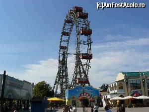 [P13] Marea Roată Vieneză (Riesenrad) este un adevărat simbol al Vienei. Din ea se poate admira priveliștea întregii Viene. Are peste 25 de cabine și a fost construită în 1895 de către Daniel Prater.  » foto by stellinna
 - 
<span class="allrVoted glyphicon glyphicon-heart hidden" id="av678039"></span>
<a class="m-l-10 hidden" id="sv678039" onclick="voting_Foto_DelVot(,678039,12981)" role="button">șterge vot <span class="glyphicon glyphicon-remove"></span></a>
<a id="v9678039" class=" c-red"  onclick="voting_Foto_SetVot(678039)" role="button"><span class="glyphicon glyphicon-heart-empty"></span> <b>LIKE</b> = Votează poza</a> <img class="hidden"  id="f678039W9" src="/imagini/loader.gif" border="0" /><span class="AjErrMes hidden" id="e678039ErM"></span>