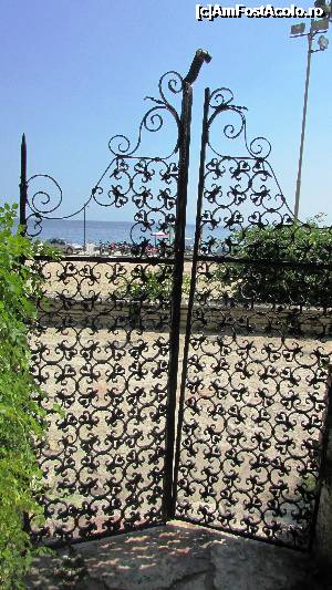 [P22] Vedere spre mare, din curtea castelului » foto by crismis
 - 
<span class="allrVoted glyphicon glyphicon-heart hidden" id="av705206"></span>
<a class="m-l-10 hidden" id="sv705206" onclick="voting_Foto_DelVot(,705206,13043)" role="button">șterge vot <span class="glyphicon glyphicon-remove"></span></a>
<a id="v9705206" class=" c-red"  onclick="voting_Foto_SetVot(705206)" role="button"><span class="glyphicon glyphicon-heart-empty"></span> <b>LIKE</b> = Votează poza</a> <img class="hidden"  id="f705206W9" src="/imagini/loader.gif" border="0" /><span class="AjErrMes hidden" id="e705206ErM"></span>