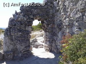 [P02] Pobiti Kamani (Pădurea de piatră) - Arcul de la casa de bilete pe unde pătrunzi în aria de vizitare.  » foto by Aurici
 - 
<span class="allrVoted glyphicon glyphicon-heart hidden" id="av945819"></span>
<a class="m-l-10 hidden" id="sv945819" onclick="voting_Foto_DelVot(,945819,13043)" role="button">șterge vot <span class="glyphicon glyphicon-remove"></span></a>
<a id="v9945819" class=" c-red"  onclick="voting_Foto_SetVot(945819)" role="button"><span class="glyphicon glyphicon-heart-empty"></span> <b>LIKE</b> = Votează poza</a> <img class="hidden"  id="f945819W9" src="/imagini/loader.gif" border="0" /><span class="AjErrMes hidden" id="e945819ErM"></span>