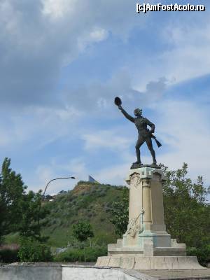 [P24] Statuia Ecaterinei Teodoroiu, în apropierea ieșirii din oraș, către râul Olt (autor: Dimitrie Mățăoanu, 1921-1925).  » foto by tata123 🔱
 - 
<span class="allrVoted glyphicon glyphicon-heart hidden" id="av619622"></span>
<a class="m-l-10 hidden" id="sv619622" onclick="voting_Foto_DelVot(,619622,13164)" role="button">șterge vot <span class="glyphicon glyphicon-remove"></span></a>
<a id="v9619622" class=" c-red"  onclick="voting_Foto_SetVot(619622)" role="button"><span class="glyphicon glyphicon-heart-empty"></span> <b>LIKE</b> = Votează poza</a> <img class="hidden"  id="f619622W9" src="/imagini/loader.gif" border="0" /><span class="AjErrMes hidden" id="e619622ErM"></span>