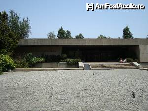 [P21] Cladirea muzeului si poarta de intrare in edificiul cultural Calouste Gulbenkian » foto by mireille
 - 
<span class="allrVoted glyphicon glyphicon-heart hidden" id="av435296"></span>
<a class="m-l-10 hidden" id="sv435296" onclick="voting_Foto_DelVot(,435296,13214)" role="button">șterge vot <span class="glyphicon glyphicon-remove"></span></a>
<a id="v9435296" class=" c-red"  onclick="voting_Foto_SetVot(435296)" role="button"><span class="glyphicon glyphicon-heart-empty"></span> <b>LIKE</b> = Votează poza</a> <img class="hidden"  id="f435296W9" src="/imagini/loader.gif" border="0" /><span class="AjErrMes hidden" id="e435296ErM"></span>