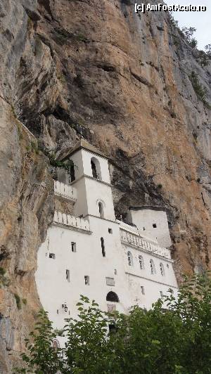 P01 [AUG-2011] Mânăstirea care din depărtare arată ca un tablou pictat pe stânca muntelui.