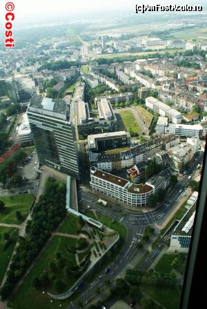 [P28] Clădirea cu secțiune rombică este Stadttor, sediul cancelariei prim-ministrului landului Renania de Nord-Westfalia.  » foto by Costi
 - 
<span class="allrVoted glyphicon glyphicon-heart hidden" id="av586789"></span>
<a class="m-l-10 hidden" id="sv586789" onclick="voting_Foto_DelVot(,586789,13326)" role="button">șterge vot <span class="glyphicon glyphicon-remove"></span></a>
<a id="v9586789" class=" c-red"  onclick="voting_Foto_SetVot(586789)" role="button"><span class="glyphicon glyphicon-heart-empty"></span> <b>LIKE</b> = Votează poza</a> <img class="hidden"  id="f586789W9" src="/imagini/loader.gif" border="0" /><span class="AjErrMes hidden" id="e586789ErM"></span>