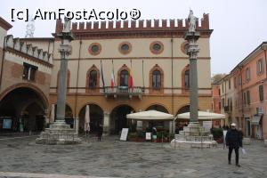 [P65] Ravenna, Piazza del Popolo, Comune di Ravenna și cele două Coloane, în stânga Sant Appolinare » foto by mprofeanu
 - 
<span class="allrVoted glyphicon glyphicon-heart hidden" id="av1348846"></span>
<a class="m-l-10 hidden" id="sv1348846" onclick="voting_Foto_DelVot(,1348846,13338)" role="button">șterge vot <span class="glyphicon glyphicon-remove"></span></a>
<a id="v91348846" class=" c-red"  onclick="voting_Foto_SetVot(1348846)" role="button"><span class="glyphicon glyphicon-heart-empty"></span> <b>LIKE</b> = Votează poza</a> <img class="hidden"  id="f1348846W9" src="/imagini/loader.gif" border="0" /><span class="AjErrMes hidden" id="e1348846ErM"></span>