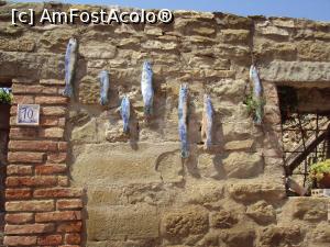 [P39] Isola Maggiore de pe Lacul Trasimene: decorațiuni pe zidul unei clădiri.  » foto by Carmen Ion
 - 
<span class="allrVoted glyphicon glyphicon-heart hidden" id="av983480"></span>
<a class="m-l-10 hidden" id="sv983480" onclick="voting_Foto_DelVot(,983480,13517)" role="button">șterge vot <span class="glyphicon glyphicon-remove"></span></a>
<a id="v9983480" class=" c-red"  onclick="voting_Foto_SetVot(983480)" role="button"><span class="glyphicon glyphicon-heart-empty"></span> <b>LIKE</b> = Votează poza</a> <img class="hidden"  id="f983480W9" src="/imagini/loader.gif" border="0" /><span class="AjErrMes hidden" id="e983480ErM"></span>