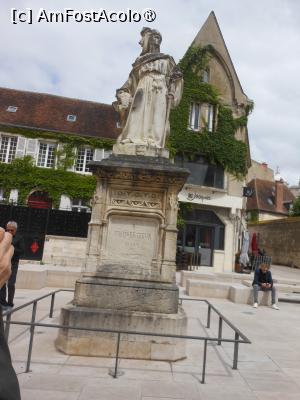 [P03] Bourges - Palatul Jacques Cœur. Statuia fondatorului. » foto by iulianic
 - 
<span class="allrVoted glyphicon glyphicon-heart hidden" id="av1445907"></span>
<a class="m-l-10 hidden" id="sv1445907" onclick="voting_Foto_DelVot(,1445907,13666)" role="button">șterge vot <span class="glyphicon glyphicon-remove"></span></a>
<a id="v91445907" class=" c-red"  onclick="voting_Foto_SetVot(1445907)" role="button"><span class="glyphicon glyphicon-heart-empty"></span> <b>LIKE</b> = Votează poza</a> <img class="hidden"  id="f1445907W9" src="/imagini/loader.gif" border="0" /><span class="AjErrMes hidden" id="e1445907ErM"></span>