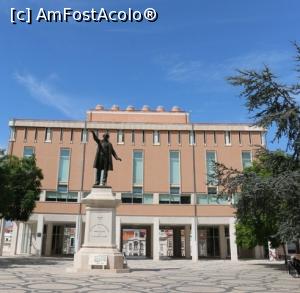 [P13] Piata Republicii-Statuia 

<strong>jurnalistului</strong><strong> José Estêvão Coelho de Magalhãe ,pe fundal Teatrul</strong> » foto by ile57b
 - 
<span class="allrVoted glyphicon glyphicon-heart hidden" id="av1294133"></span>
<a class="m-l-10 hidden" id="sv1294133" onclick="voting_Foto_DelVot(,1294133,13737)" role="button">șterge vot <span class="glyphicon glyphicon-remove"></span></a>
<a id="v91294133" class=" c-red"  onclick="voting_Foto_SetVot(1294133)" role="button"><span class="glyphicon glyphicon-heart-empty"></span> <b>LIKE</b> = Votează poza</a> <img class="hidden"  id="f1294133W9" src="/imagini/loader.gif" border="0" /><span class="AjErrMes hidden" id="e1294133ErM"></span>