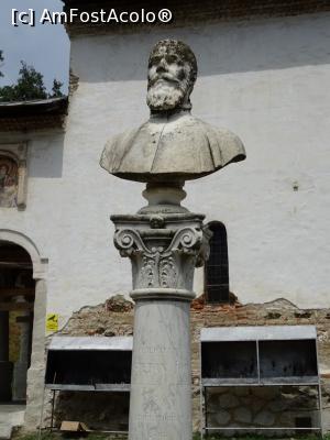 [P10] Bustul preotului-învățător Ștefan Ion (1898) - Mănăstirea „Sf. Voievozi” din Baia de Aramă.  » foto by tata123 🔱
 - 
<span class="allrVoted glyphicon glyphicon-heart hidden" id="av1156400"></span>
<a class="m-l-10 hidden" id="sv1156400" onclick="voting_Foto_DelVot(,1156400,13826)" role="button">șterge vot <span class="glyphicon glyphicon-remove"></span></a>
<a id="v91156400" class=" c-red"  onclick="voting_Foto_SetVot(1156400)" role="button"><span class="glyphicon glyphicon-heart-empty"></span> <b>LIKE</b> = Votează poza</a> <img class="hidden"  id="f1156400W9" src="/imagini/loader.gif" border="0" /><span class="AjErrMes hidden" id="e1156400ErM"></span>