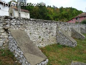 [P03] Zidul de incintă datează de la începutul anilor 1700.  » foto by tata123 🔱
 - 
<span class="allrVoted glyphicon glyphicon-heart hidden" id="av1156393"></span>
<a class="m-l-10 hidden" id="sv1156393" onclick="voting_Foto_DelVot(,1156393,13826)" role="button">șterge vot <span class="glyphicon glyphicon-remove"></span></a>
<a id="v91156393" class=" c-red"  onclick="voting_Foto_SetVot(1156393)" role="button"><span class="glyphicon glyphicon-heart-empty"></span> <b>LIKE</b> = Votează poza</a> <img class="hidden"  id="f1156393W9" src="/imagini/loader.gif" border="0" /><span class="AjErrMes hidden" id="e1156393ErM"></span>