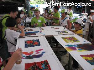 [P14] Penang - fabrica de matase naturala, atelier picture pentru copii » foto by mishu
 - 
<span class="allrVoted glyphicon glyphicon-heart hidden" id="av702599"></span>
<a class="m-l-10 hidden" id="sv702599" onclick="voting_Foto_DelVot(,702599,13862)" role="button">șterge vot <span class="glyphicon glyphicon-remove"></span></a>
<a id="v9702599" class=" c-red"  onclick="voting_Foto_SetVot(702599)" role="button"><span class="glyphicon glyphicon-heart-empty"></span> <b>LIKE</b> = Votează poza</a> <img class="hidden"  id="f702599W9" src="/imagini/loader.gif" border="0" /><span class="AjErrMes hidden" id="e702599ErM"></span>