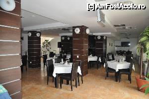 [P14] Restaurantul interior. Fiind cald afara nu era ocupat; toata lumea prefera terasa » foto by Catzus
 - 
<span class="allrVoted glyphicon glyphicon-heart hidden" id="av415393"></span>
<a class="m-l-10 hidden" id="sv415393" onclick="voting_Foto_DelVot(,415393,14012)" role="button">șterge vot <span class="glyphicon glyphicon-remove"></span></a>
<a id="v9415393" class=" c-red"  onclick="voting_Foto_SetVot(415393)" role="button"><span class="glyphicon glyphicon-heart-empty"></span> <b>LIKE</b> = Votează poza</a> <img class="hidden"  id="f415393W9" src="/imagini/loader.gif" border="0" /><span class="AjErrMes hidden" id="e415393ErM"></span>