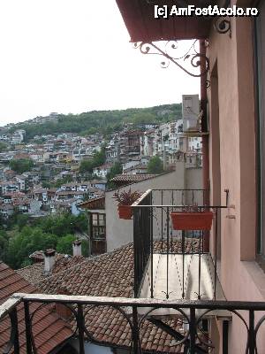 [P06] Balconul camerei alăturate care se află tot la demisol. Deasupra e parterul. 
În depărtare se văd casele dintre str. Gen. Gurko şi str. Stefan Stambolov.  » foto by almona
 - 
<span class="allrVoted glyphicon glyphicon-heart hidden" id="av416131"></span>
<a class="m-l-10 hidden" id="sv416131" onclick="voting_Foto_DelVot(,416131,14033)" role="button">șterge vot <span class="glyphicon glyphicon-remove"></span></a>
<a id="v9416131" class=" c-red"  onclick="voting_Foto_SetVot(416131)" role="button"><span class="glyphicon glyphicon-heart-empty"></span> <b>LIKE</b> = Votează poza</a> <img class="hidden"  id="f416131W9" src="/imagini/loader.gif" border="0" /><span class="AjErrMes hidden" id="e416131ErM"></span>