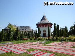 [P146] Mănăstirea Sfântul Nicolae Domnesc, Popăuți: Biserica nouă”Acoperământul Maicii Domnului”, alături de clădirea stăreției » foto by mariana.olaru
 - 
<span class="allrVoted glyphicon glyphicon-heart hidden" id="av421269"></span>
<a class="m-l-10 hidden" id="sv421269" onclick="voting_Foto_DelVot(,421269,14160)" role="button">șterge vot <span class="glyphicon glyphicon-remove"></span></a>
<a id="v9421269" class=" c-red"  onclick="voting_Foto_SetVot(421269)" role="button"><span class="glyphicon glyphicon-heart-empty"></span> <b>LIKE</b> = Votează poza</a> <img class="hidden"  id="f421269W9" src="/imagini/loader.gif" border="0" /><span class="AjErrMes hidden" id="e421269ErM"></span>