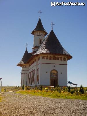 [P94] Mănăstirea Zosin: Biserica cu triplu hram: Adormirea Maicii Domnului, Izvorul Tămăduirii și Duminica Tuturor Sfinților Români » foto by mariana.olaru
 - 
<span class="allrVoted glyphicon glyphicon-heart hidden" id="av421195"></span>
<a class="m-l-10 hidden" id="sv421195" onclick="voting_Foto_DelVot(,421195,14160)" role="button">șterge vot <span class="glyphicon glyphicon-remove"></span></a>
<a id="v9421195" class=" c-red"  onclick="voting_Foto_SetVot(421195)" role="button"><span class="glyphicon glyphicon-heart-empty"></span> <b>LIKE</b> = Votează poza</a> <img class="hidden"  id="f421195W9" src="/imagini/loader.gif" border="0" /><span class="AjErrMes hidden" id="e421195ErM"></span>