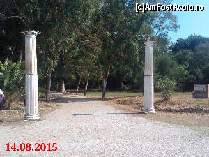 [P68] Butrint. Coloane în stil elenistic la intrarea în Parcul Național.  » foto by ovidiuyepi
 - 
<span class="allrVoted glyphicon glyphicon-heart hidden" id="av675490"></span>
<a class="m-l-10 hidden" id="sv675490" onclick="voting_Foto_DelVot(,675490,14195)" role="button">șterge vot <span class="glyphicon glyphicon-remove"></span></a>
<a id="v9675490" class=" c-red"  onclick="voting_Foto_SetVot(675490)" role="button"><span class="glyphicon glyphicon-heart-empty"></span> <b>LIKE</b> = Votează poza</a> <img class="hidden"  id="f675490W9" src="/imagini/loader.gif" border="0" /><span class="AjErrMes hidden" id="e675490ErM"></span>