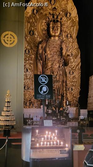 [P10] Conform legendei, 2 statui Kannon au fost sculptate dintr-un copac sacru de camfor. Una a fost consacrata templului Hasedera din Nara, cealalta a ajuns in Kamakura. Statuia din lemn aurit, inalta de 9,18 metri, este considerata una dintre cele mai mari sculpturi din lemn din Japonia si este gazduita de cladirea principala a templului, Sala Kannon-do. Statuia magnifica a lui Hase Kannon, are 11 capete deasupra capului principal, fiecare dintre ele cu o expresie diferita.  » foto by geani anto
 - 
<span class="allrVoted glyphicon glyphicon-heart hidden" id="av1442198"></span>
<a class="m-l-10 hidden" id="sv1442198" onclick="voting_Foto_DelVot(,1442198,14224)" role="button">șterge vot <span class="glyphicon glyphicon-remove"></span></a>
<a id="v91442198" class=" c-red"  onclick="voting_Foto_SetVot(1442198)" role="button"><span class="glyphicon glyphicon-heart-empty"></span> <b>LIKE</b> = Votează poza</a> <img class="hidden"  id="f1442198W9" src="/imagini/loader.gif" border="0" /><span class="AjErrMes hidden" id="e1442198ErM"></span>