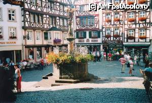 [P02] BERNKASTEL, piata medievala cu fantana centrala MICHELS -BRUNNEN -1606 » foto by mireille
 - 
<span class="allrVoted glyphicon glyphicon-heart hidden" id="av424805"></span>
<a class="m-l-10 hidden" id="sv424805" onclick="voting_Foto_DelVot(,424805,14243)" role="button">șterge vot <span class="glyphicon glyphicon-remove"></span></a>
<a id="v9424805" class=" c-red"  onclick="voting_Foto_SetVot(424805)" role="button"><span class="glyphicon glyphicon-heart-empty"></span> <b>LIKE</b> = Votează poza</a> <img class="hidden"  id="f424805W9" src="/imagini/loader.gif" border="0" /><span class="AjErrMes hidden" id="e424805ErM"></span>