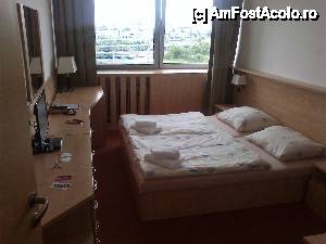 [P04] Camera de hotel cu patul imens.  » foto by ariciu*
 - 
<span class="allrVoted glyphicon glyphicon-heart hidden" id="av427816"></span>
<a class="m-l-10 hidden" id="sv427816" onclick="voting_Foto_DelVot(,427816,14302)" role="button">șterge vot <span class="glyphicon glyphicon-remove"></span></a>
<a id="v9427816" class=" c-red"  onclick="voting_Foto_SetVot(427816)" role="button"><span class="glyphicon glyphicon-heart-empty"></span> <b>LIKE</b> = Votează poza</a> <img class="hidden"  id="f427816W9" src="/imagini/loader.gif" border="0" /><span class="AjErrMes hidden" id="e427816ErM"></span>