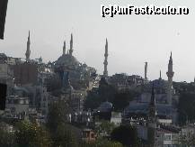 [P24] Zoom către centru. Se disting clar în peisaj Moscheea Sokollu Mehmet Paşa (un bosniac care a fost Mare Vizir 15 ani, sub 3 sultani, inclusiv Soliman Magnificul) şi Moscheea Albastră (Sultanahmet).  » foto by abancor
 - 
<span class="allrVoted glyphicon glyphicon-heart hidden" id="av430679"></span>
<a class="m-l-10 hidden" id="sv430679" onclick="voting_Foto_DelVot(,430679,14373)" role="button">șterge vot <span class="glyphicon glyphicon-remove"></span></a>
<a id="v9430679" class=" c-red"  onclick="voting_Foto_SetVot(430679)" role="button"><span class="glyphicon glyphicon-heart-empty"></span> <b>LIKE</b> = Votează poza</a> <img class="hidden"  id="f430679W9" src="/imagini/loader.gif" border="0" /><span class="AjErrMes hidden" id="e430679ErM"></span>