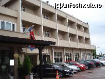 [P01] Seka Park Hotel - Intrarea în hotel și o parte a parcării » foto by nicole33
 - 
<span class="allrVoted glyphicon glyphicon-heart hidden" id="av497834"></span>
<a class="m-l-10 hidden" id="sv497834" onclick="voting_Foto_DelVot(,497834,14394)" role="button">șterge vot <span class="glyphicon glyphicon-remove"></span></a>
<a id="v9497834" class=" c-red"  onclick="voting_Foto_SetVot(497834)" role="button"><span class="glyphicon glyphicon-heart-empty"></span> <b>LIKE</b> = Votează poza</a> <img class="hidden"  id="f497834W9" src="/imagini/loader.gif" border="0" /><span class="AjErrMes hidden" id="e497834ErM"></span>