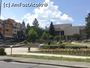 [P49] Sf&acirc;ntu Gheorghe - Grupul statuar ce il reprezinta pe MihaiViteazu iar in spate Casa de cultura a sindicatelor » foto by mishu
 - 
<span class="allrVoted glyphicon glyphicon-heart hidden" id="av1186097"></span>
<a class="m-l-10 hidden" id="sv1186097" onclick="voting_Foto_DelVot(,1186097,14513)" role="button">șterge vot <span class="glyphicon glyphicon-remove"></span></a>
<a id="v91186097" class=" c-red"  onclick="voting_Foto_SetVot(1186097)" role="button"><span class="glyphicon glyphicon-heart-empty"></span> <b>LIKE</b> = Votează poza</a> <img class="hidden"  id="f1186097W9" src="/imagini/loader.gif" border="0" /><span class="AjErrMes hidden" id="e1186097ErM"></span>