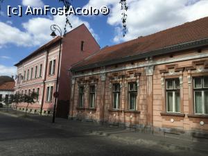 [P78] Sf&acirc;ntu Gheorghe - Peste drum de pensiune se afla doua cladiri vechi, frumos decorate, cea pe doua nivele este un palat de fapt, Palatul Beor cu o vechime de peste 100 ani » foto by mishu
 - 
<span class="allrVoted glyphicon glyphicon-heart hidden" id="av1186126"></span>
<a class="m-l-10 hidden" id="sv1186126" onclick="voting_Foto_DelVot(,1186126,14513)" role="button">șterge vot <span class="glyphicon glyphicon-remove"></span></a>
<a id="v91186126" class=" c-red"  onclick="voting_Foto_SetVot(1186126)" role="button"><span class="glyphicon glyphicon-heart-empty"></span> <b>LIKE</b> = Votează poza</a> <img class="hidden"  id="f1186126W9" src="/imagini/loader.gif" border="0" /><span class="AjErrMes hidden" id="e1186126ErM"></span>