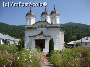 [P07] În partea centrală a curții se află biserica mare a lăcașului de cult, cu hramul ”Sfântul Ierarh Nicolae”.  » foto by Floryn81
 - 
<span class="allrVoted glyphicon glyphicon-heart hidden" id="av731368"></span>
<a class="m-l-10 hidden" id="sv731368" onclick="voting_Foto_DelVot(,731368,14664)" role="button">șterge vot <span class="glyphicon glyphicon-remove"></span></a>
<a id="v9731368" class=" c-red"  onclick="voting_Foto_SetVot(731368)" role="button"><span class="glyphicon glyphicon-heart-empty"></span> <b>LIKE</b> = Votează poza</a> <img class="hidden"  id="f731368W9" src="/imagini/loader.gif" border="0" /><span class="AjErrMes hidden" id="e731368ErM"></span>