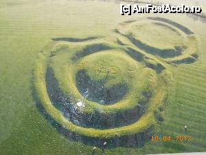 [P03] Irlanda - Hil of Tara, zona vazuta din elicopter (foto pe panou explicativ, la intrare).  » foto by Diaura*
 - 
<span class="allrVoted glyphicon glyphicon-heart hidden" id="av443908"></span>
<a class="m-l-10 hidden" id="sv443908" onclick="voting_Foto_DelVot(,443908,14730)" role="button">șterge vot <span class="glyphicon glyphicon-remove"></span></a>
<a id="v9443908" class=" c-red"  onclick="voting_Foto_SetVot(443908)" role="button"><span class="glyphicon glyphicon-heart-empty"></span> <b>LIKE</b> = Votează poza</a> <img class="hidden"  id="f443908W9" src="/imagini/loader.gif" border="0" /><span class="AjErrMes hidden" id="e443908ErM"></span>