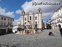 [P126] In partea de nord a pietei Giraldo se afla biserica Sfantul Anton (Santo Antao), construita in secolul al XVI-lea de catre Manuel Pires, unul din arhitectii ce a ajutat si la constructia fantanii.  » foto by Marian Preda
 - 
<span class="allrVoted glyphicon glyphicon-heart hidden" id="av477303"></span>
<a class="m-l-10 hidden" id="sv477303" onclick="voting_Foto_DelVot(,477303,14839)" role="button">șterge vot <span class="glyphicon glyphicon-remove"></span></a>
<a id="v9477303" class=" c-red"  onclick="voting_Foto_SetVot(477303)" role="button"><span class="glyphicon glyphicon-heart-empty"></span> <b>LIKE</b> = Votează poza</a> <img class="hidden"  id="f477303W9" src="/imagini/loader.gif" border="0" /><span class="AjErrMes hidden" id="e477303ErM"></span>