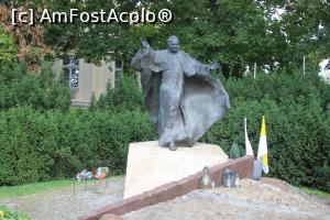 [P55] Poznań, Ostrów Tumski, Pomnik Papieża Jana Pawła II (Monumemtul Papa Paul Ioan al II-lea) din fața Palatului lui Mieszka I » foto by mprofeanu
 - 
<span class="allrVoted glyphicon glyphicon-heart hidden" id="av1373428"></span>
<a class="m-l-10 hidden" id="sv1373428" onclick="voting_Foto_DelVot(,1373428,14982)" role="button">șterge vot <span class="glyphicon glyphicon-remove"></span></a>
<a id="v91373428" class=" c-red"  onclick="voting_Foto_SetVot(1373428)" role="button"><span class="glyphicon glyphicon-heart-empty"></span> <b>LIKE</b> = Votează poza</a> <img class="hidden"  id="f1373428W9" src="/imagini/loader.gif" border="0" /><span class="AjErrMes hidden" id="e1373428ErM"></span>